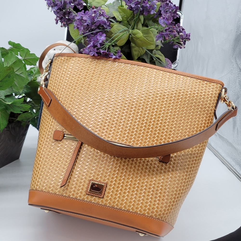 🛍Dooney & Bourke Hobo Hand Bag. Beacon Woven  Leather in Pale Tan Color Tone